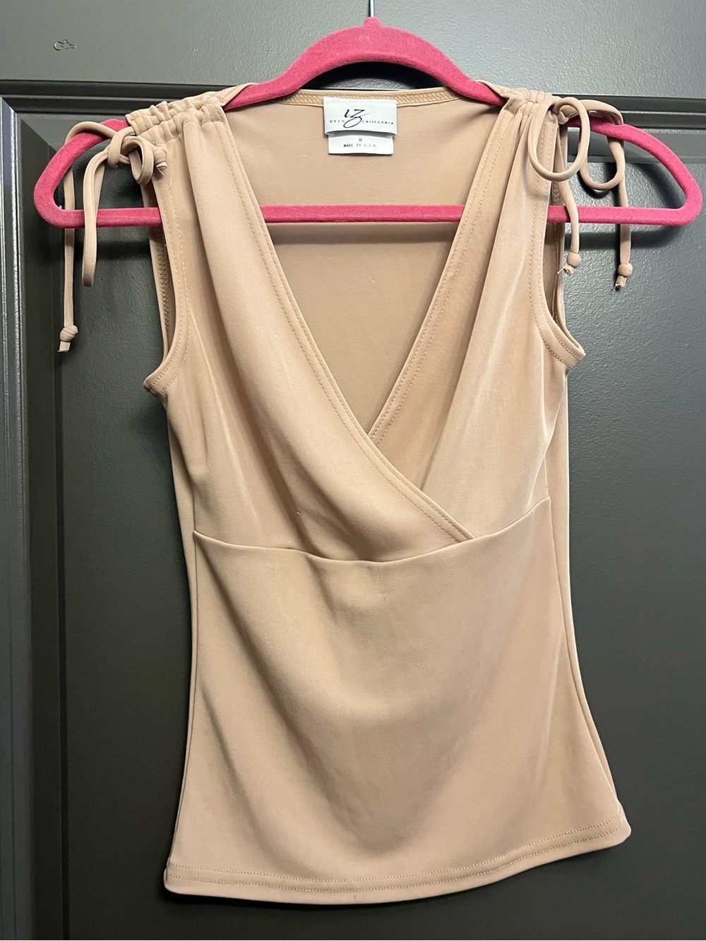 Byer California women’s v-line tank top in beige size Medium